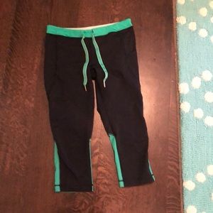 RARE size 4 black and green lululemon leggings!!🌸